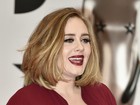 Adele abusa do decote e quase mostra demais no BRIT Awards
