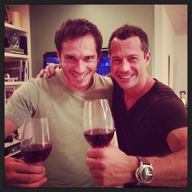 Paulo Rocha e Malvino Salvador curtem noite de UFC com vinho (Foto: Instagram)