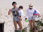 Daniel de Oliveira e Vanessa Giácomo levam filho à praia no Rio