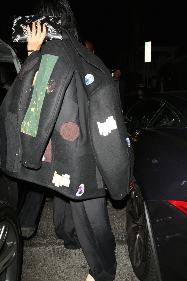 X17- Rihanna deixa restaurante após jantar em Los Angeles, nos Estados Unidos (Foto: X17online/ Agência)
