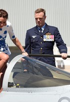 Com vestido clássico de grife inglesa, Kate Middleton visita base aérea