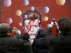Fãs prestam homenagem a David Bowie na Inglaterra e Alemanha