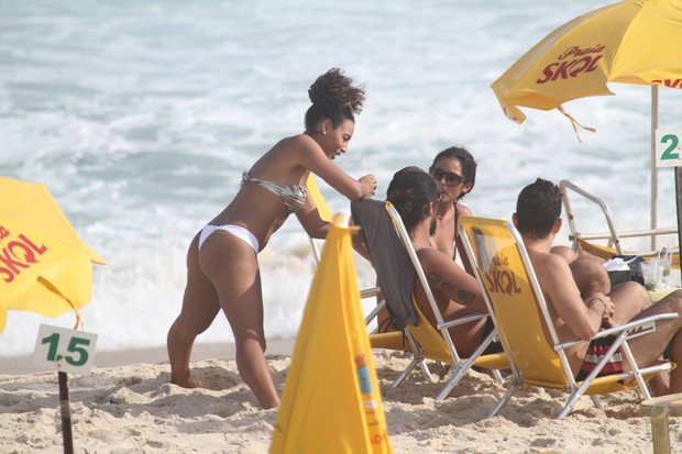 Sheron Menezzes e Yanna Lavingne em praia do Rio (Foto: Dilson Silva/AgNews)