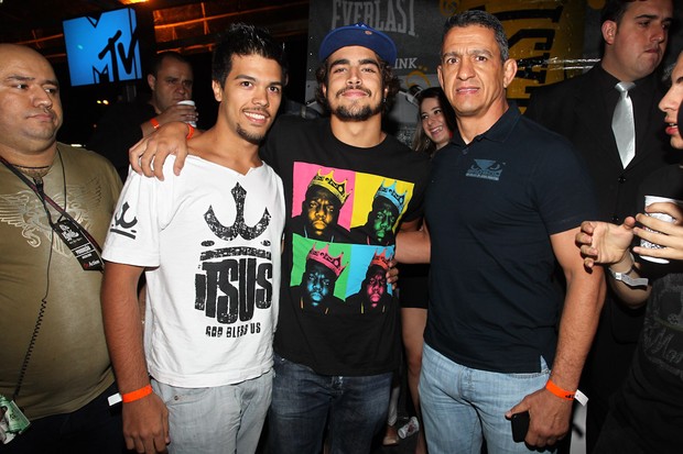 Caio Castro curte show de rapper com amigos (Foto: Manuela Scarpa/Photo Rio News)