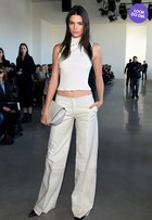 Look do dia: Kendal Jenner aposta em visual branco na semana de moda