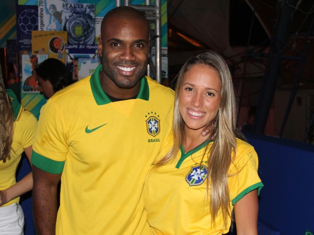 Rafael Zulu e a namorada, Erys Martins, em festa no Rio (Foto: Magrão Fotógráfo/ Divulgação)