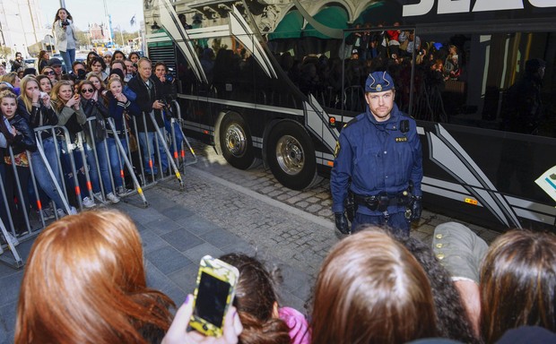 Justin Bieber na Suécia em seu ônibus (Foto: AFP PHOTO / SCANPIX SWEDEN / LEO SELLEN)