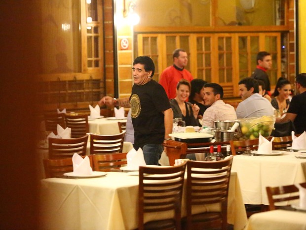 Maradona em restaurante na Zona Oeste do Rio (Foto: Marcello Sá Barreto/ Ag. News)
