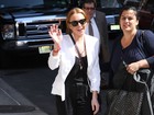Simpática, Lindsay Lohan acena para os paparazzi antes de entrevista