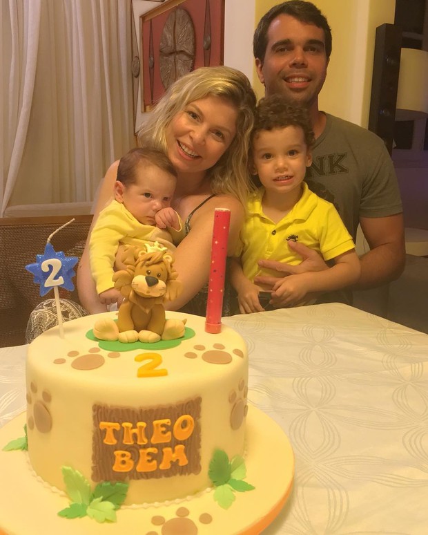 Bárbara Borges com a família comemorando dois meses do filho Theo (Foto: Instagram / Reprodução)