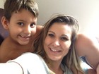 Após viagem, Andressa Urach mata saudades do filho: 'Minha vida'
