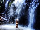 Flávia Alessandra mostra a barriguinha chapada em cachoeira