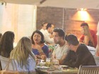 Ex-BBB Eliéser janta em restaurante na Zona Oeste do Rio