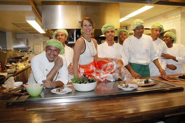 Mariana Ximenes em inauguração de restaurante no Rio (Foto: Marcos Ferreira/ Brazil News)