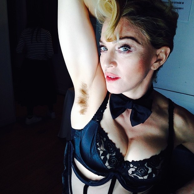 Madonna exibe a axila (Foto: Instagram/ Reprodução)