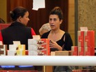 Sem maquiagem, Fernanda Paes Leme passeia em shopping