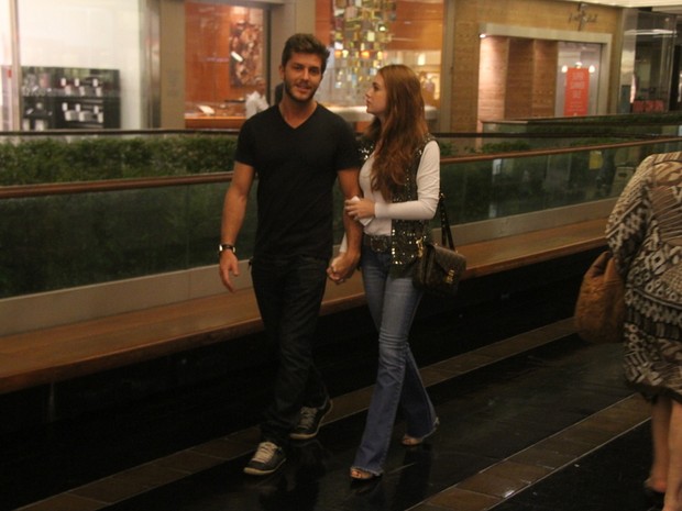 Marina Ruy Barbosa com o namorado, Klebber Toledo, em shopping na Zona Sul do Rio (Foto: Daniel Delmiro/ Ag. News)
