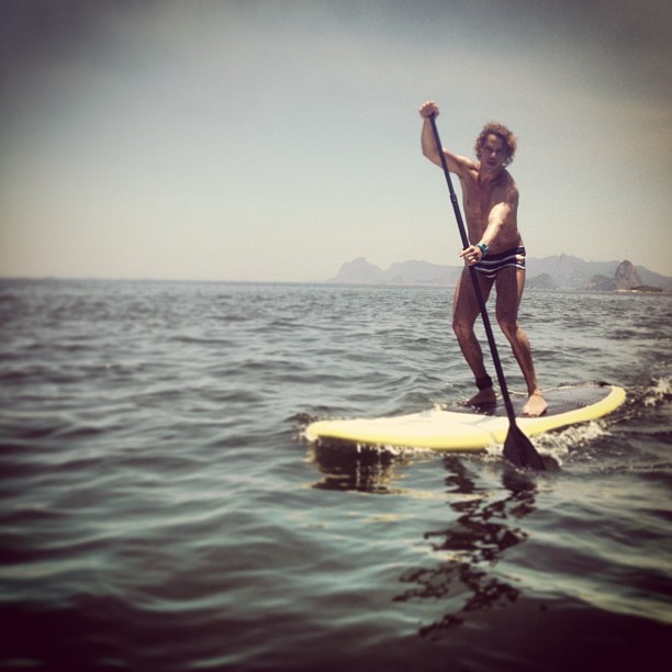 José Loreto pratica stand up paddle (Foto: Instagram)