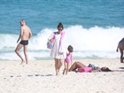 Giovanna Antonelli curte praia com as filhas no Rio