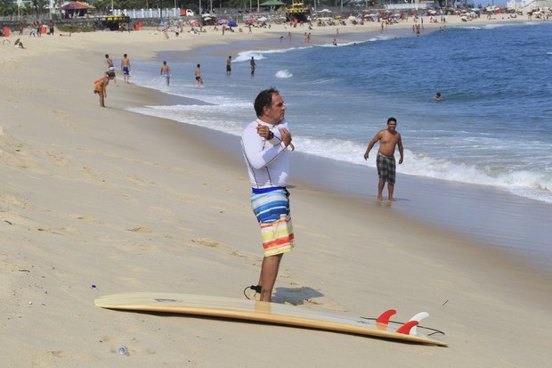 Humberto Martins na praia (Foto: Delson Silva / AgNews)