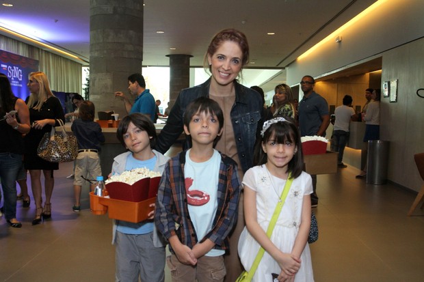 Poliana Abritta com os filhos (Foto: Thyago Andrade / Brazil News)