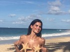 Raica Oliveira sensualiza no topless e esconde seios com estrelas do mar