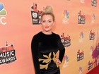 Hilary Duff escolhe vestido curto para premiação musical