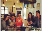 Nada de dieta! Alessandra Ambrósio come bobó de camarão com amigas
