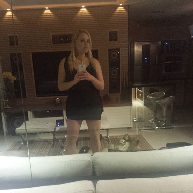 Ex-BBB Paulinha posa em frente e espelho (Foto: Instagram/ Reprodução)