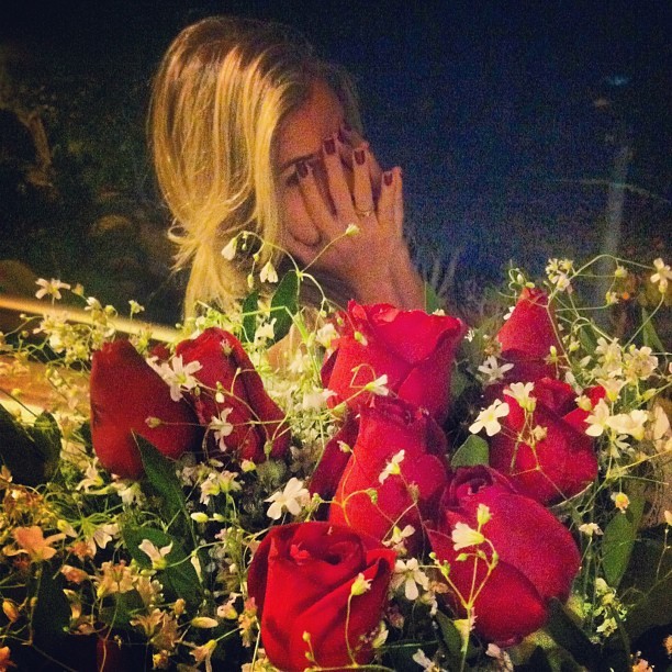 Ex-BBB Adriana ganha flores de Rodrigão (Foto: Instagram/ Reprodução)