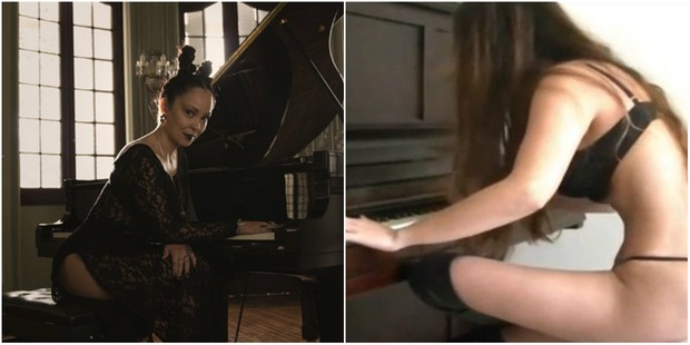Suzy Pianista hoje toda produzida e quando tocava com pouca roupa (Foto: Divulgação)