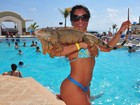 De férias em Cancún, Dani Sperle posa de biquíni com um lagarto