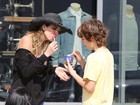 Dieta? Luciana Gimenez devora sorvete com o filho Lucas em LA