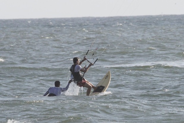 Thiago Rodrigues faz aula de Kite Surf na praia da Barra (Foto: Gabriel Rangel / AgNews)