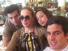 Claudia Raia tira selfie com filhos e namorado em Londres