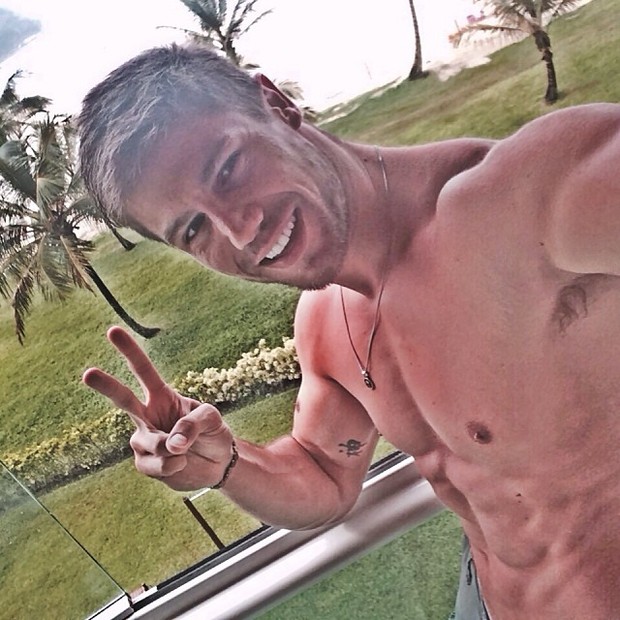 Jonas, ex-bbb, posta foto sem camisa (Foto: Instagram / Reprodução)