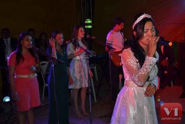 Stefhany Absoluta se apresenta após o casamento (Foto: Divulgação/Sergio Alves Portal V1)