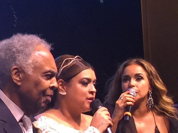 Petra Gil com o pai, Gilberto Gil e Daniela Mercury em sua festa de casamento em Santa Teresa, no Centro do Rio (Foto: Instagram/ Reprodução)