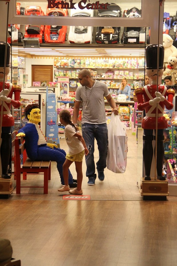 Adriano passeia com os filhos em shopping (Foto: Johnson Parraguez / FotoRioNews)