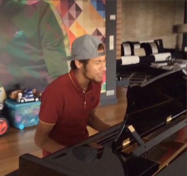 Neymar toca piano (Foto: Instagram / Reprodução)
