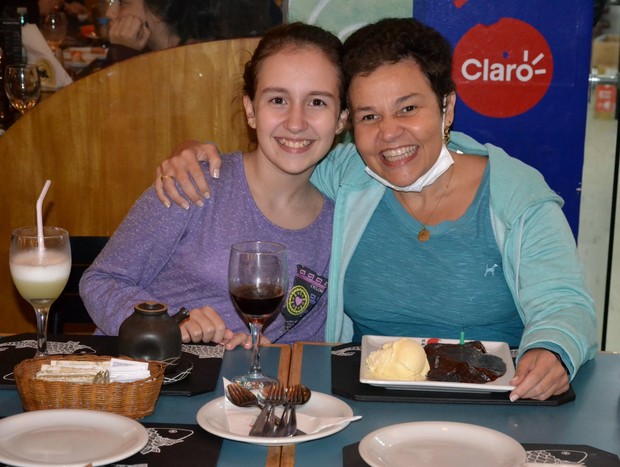 Claudia Rodrigues ao lado da filha, Isa, de 13 anos (Foto: Webert Belicio / Ag News )