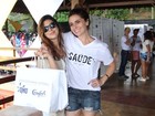 Fernanda Paes Leme faz compras no bazar de Giovanna Antonelli
