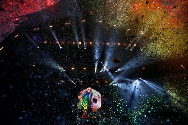 Coldplay se apresenta no festival Glastonbury, na Inglaterra (Foto: REUTERS/Stoyan Nenov)