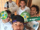 Vai ter pagode! Neymar ganha instrumentos de Alexandre Pires