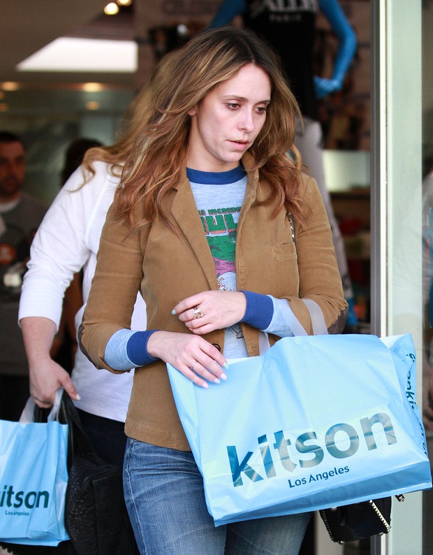 Jennifer Love Hewitt faz compras em Los Angeles, nos Estados Unidos (Foto: Splash News/ Agência)