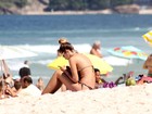Tá calor! Yasmin Brunet vai à praia de Ipanema, no Rio