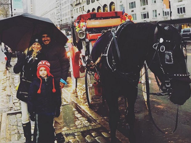 Danielle Winits com o filho caçula, Guy, e o marido, André Gonçalves, em Nova York, nos Estados Unidos (Foto: Instagram/ Reprodução)