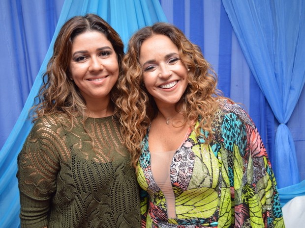 Daniela Mercury com Malu Verçosa em bastidores de show em Igarassu, Pernambuco (Foto: Felipe Souto Maior/ Ag. News)