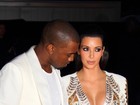 Kanye West dá olhada indiscreta no decote de Kim Kardashian