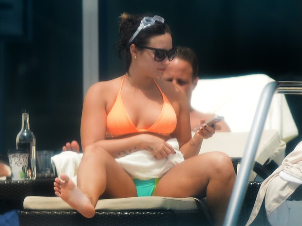 Demi Lovato em piscina de hotel em Miami, nos Estados Unidos (Foto: Grosby Group/ Agência)
